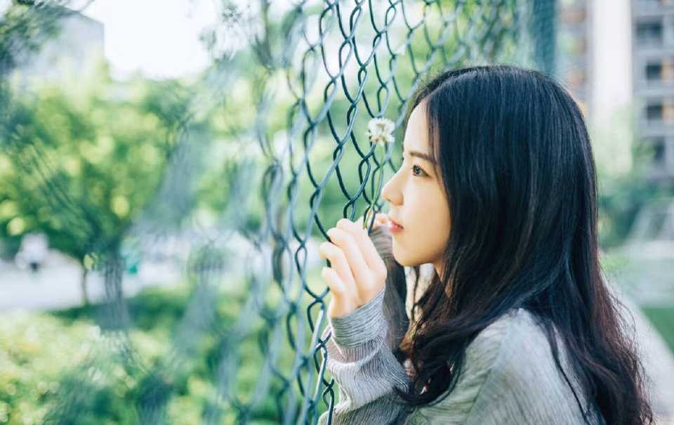 “周郎的魅力，还真不小呢。”吕布冷笑一声：“不过没用，魅力再大，但他命没我硬，至于他的死，我也相当意外，堂堂周公瑾，江东水师大都督，竟然亲自带人跑去奇袭，或者可以理解为自信，而且他差点就成功了，只是诸葛亮太过小心，才使他功败垂成，但就算最后成功了，以他的身份，也不该亲自去做这种事情。”